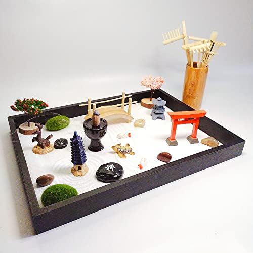 ZEN&TAO Jardin zen japonais, plateau en bois dur (Paulownia), 15 caractéristiques, ensemble complet d'outils dans support en bambou, pour la méditation et la relaxation (taille XL, plateau noir)