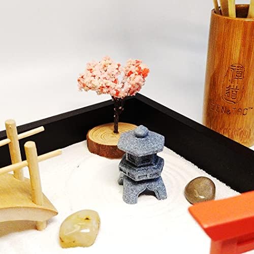 ZEN&TAO Jardin zen japonais, plateau en bois dur (Paulownia), 15 caractéristiques, ensemble complet d'outils dans support en bambou, pour la méditation et la relaxation (taille XL, plateau noir) - Image 4
