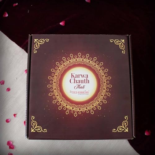 TIED RIBBONS Karwa Chauth Pooja Thali Ensemble pour Karwachauth Puja Combo (Puja Thali, Channi, Lota, Bindi, Livre, Shagun Enveloppe avec accessoires Pooja) Karva Chauth Cadeaux Articles D002 - Image 3