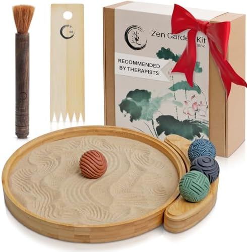ENSO - Kit de Jardin Zen Japonais pour Bureau - Coffret d'outils et Accessoires de Jardin pour Bureau - Grand Plateau Rond en Bambou de 30,5 cm, 4 sphères de Tampon, Sable Naturel, râteau - Mini