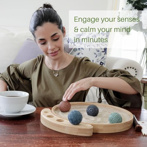 ENSO - Kit de Jardin Zen Japonais pour Bureau - Coffret d'outils et Accessoires de Jardin pour Bureau - Grand Plateau Rond en Bambou de 30,5 cm, 4 sphères de Tampon, Sable Naturel, râteau - Mini - Image 2