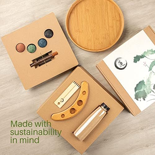 ENSO - Kit de Jardin Zen Japonais pour Bureau - Coffret d'outils et Accessoires de Jardin pour Bureau - Grand Plateau Rond en Bambou de 30,5 cm, 4 sphères de Tampon, Sable Naturel, râteau - Mini - Image 8
