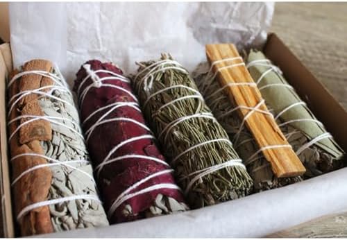 SAUGE BLANCHE À BRAILLEUR PUR - AVEC PALO SANTO, Roses, Cannelle, Romarine, Eucalyptus - Kit de NetToyage Énergétique - Favorise Le Bien-Ween, La Méditation et la relaxation - Sahumerio Naturel… - Image 3